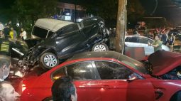 Vídeo: possível racha termina em acidente com nove veículos no Paraguai