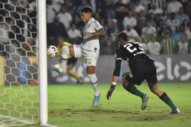 Coritiba perde na Vila Belmiro e é eliminado da Copa do Brasil