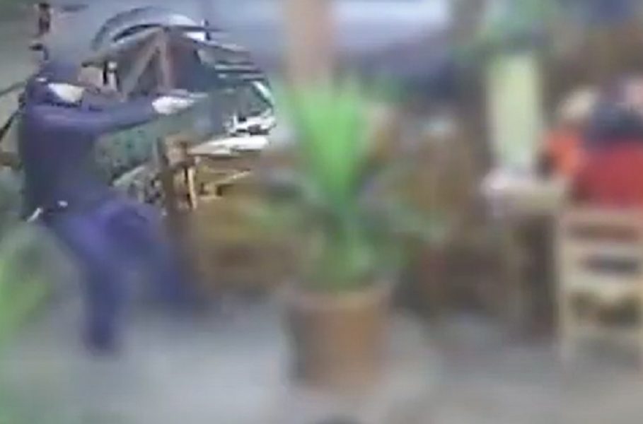 VÍDEO: Homem é assassinado na frente da esposa e filho em restaurante de Telêmaco Borba