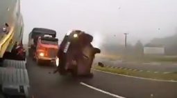 Vídeo: Motorista sobrevive após acidente impressionante na PR-151, em Castro