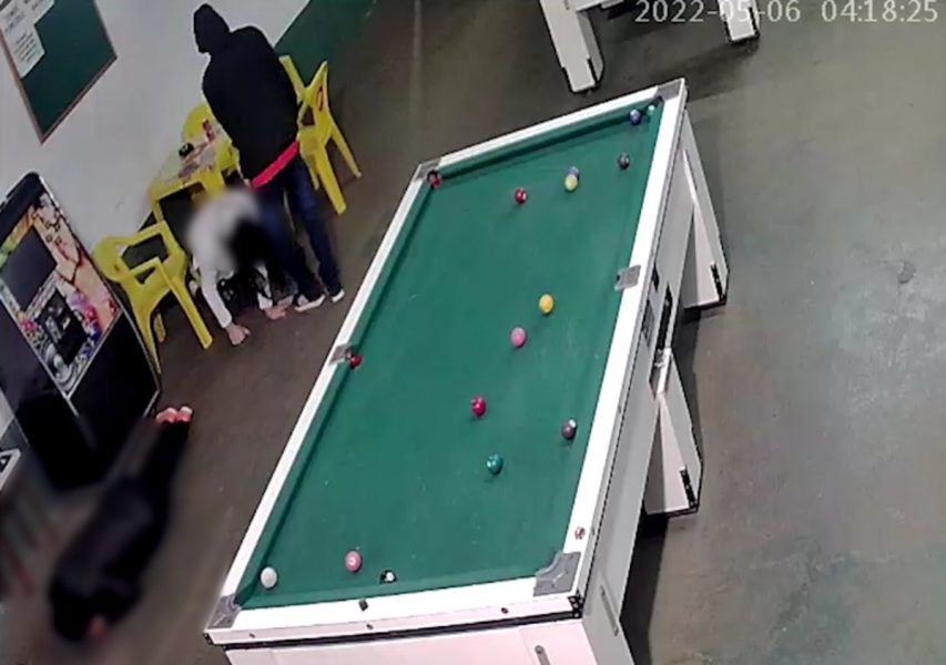 Vídeo: vítimas são obrigadas a deitar no chão durante assalto em bar