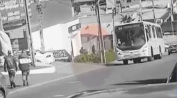 Vídeo mostra homens armados fugindo após assaltar agência bancária em Colombo