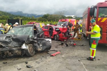Acidente entre dois carros deixa 6 pessoas feridas na BR-277, em Morretes (PR)
