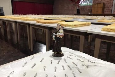 Saiba como são feitos os bolos de Santo Antônio em Curitiba
