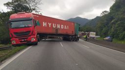 Acidente com carreta interdita pistas sentido Curitiba da BR-277, em Morretes