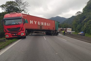 Acidente com carreta interdita pistas sentido Curitiba da BR-277, em Morretes