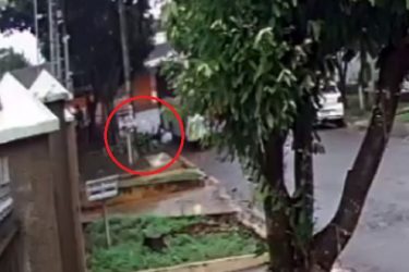 VÍDEO: Estudante de 16 anos cai para fora de ônibus escolar em movimento
