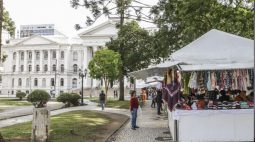 Feira da Praça Santos Andrade movimenta Curitiba com comidas típicas e artesanato
