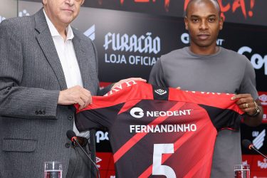 Ele voltou! Athletico anuncia a contratação do volante Fernandinho, ex-Manchester City