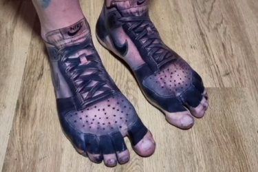Homem tatua tênis nos pés após cansar de comprar novos