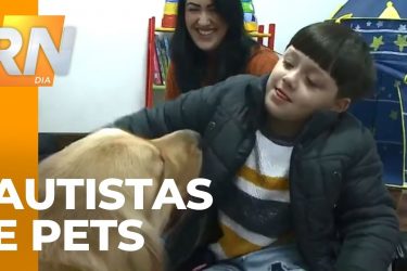 Benefícios da interação entre autistas e pets: convívio diário ajuda a desenvolver habilidades