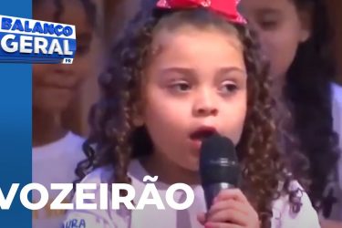 Laurinha, de apenas 5 anos, é a nova sensação da música infantil com a sua voz potente