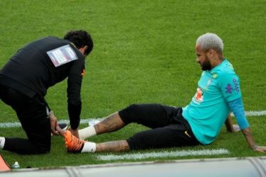 Neymar leva pisão em treino da Seleção e mostra como ficou seu pé; veja a foto