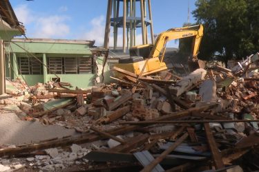 Prédio histórico, que abrigava o posto de saúde central em Cascavel, é demolido