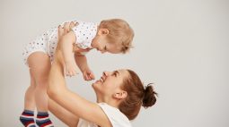 Médica alerta que ‘trend’ das redes sociais pode causar a síndrome do bebê sacudido