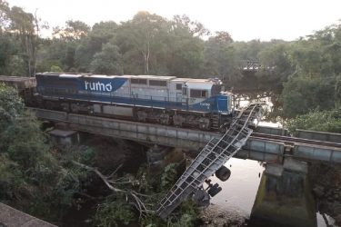 Carreta fica pendurada em ponte após colisão com trem em Paranaguá