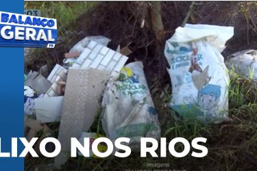 Lixo é jogado próximo ao Rio Bezerra Garrafas, alimentos e até móveis
