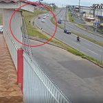 VÍDEO: Motociclista morre ao levar ‘empurrão’ e voar para fora da rodovia em Colombo