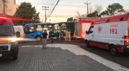 Van escolar é prensada por caminhão e ônibus em Cascavel; 5 crianças ficam feridas