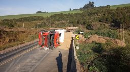 Dois acidentes com caminhões interditam rodovias na região leste do Paraná