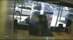 VÍDEO: Carro invade loja e cliente escapa por pouco