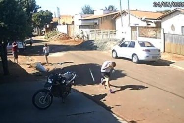 VÍDEO: Discussão termina com vizinho baleado por causa de lixo em calçada