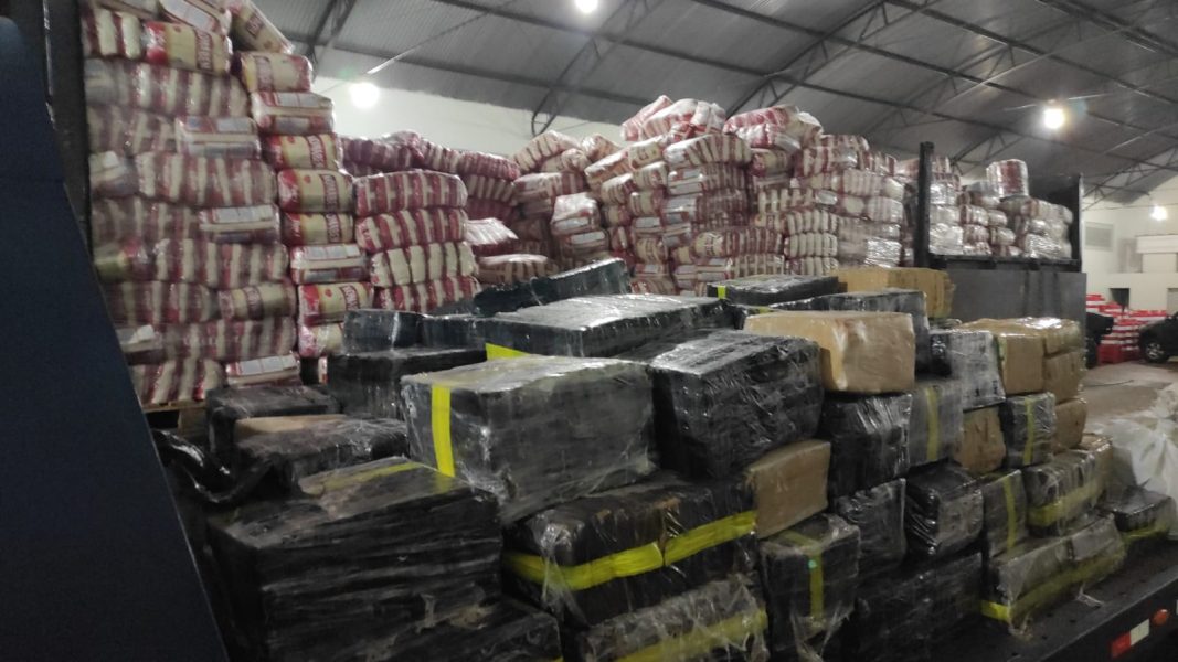 PRF apreende quase 3,5 toneladas de drogas escondidas em caminhão de arroz, no noroeste do PR