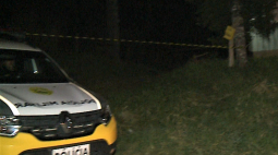 Moradora escuta tiros e encontra homem morto ao lado de casa na Grande Curitiba