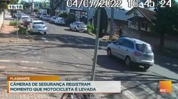Câmeras de segurança registram momento em que motociclista é levada