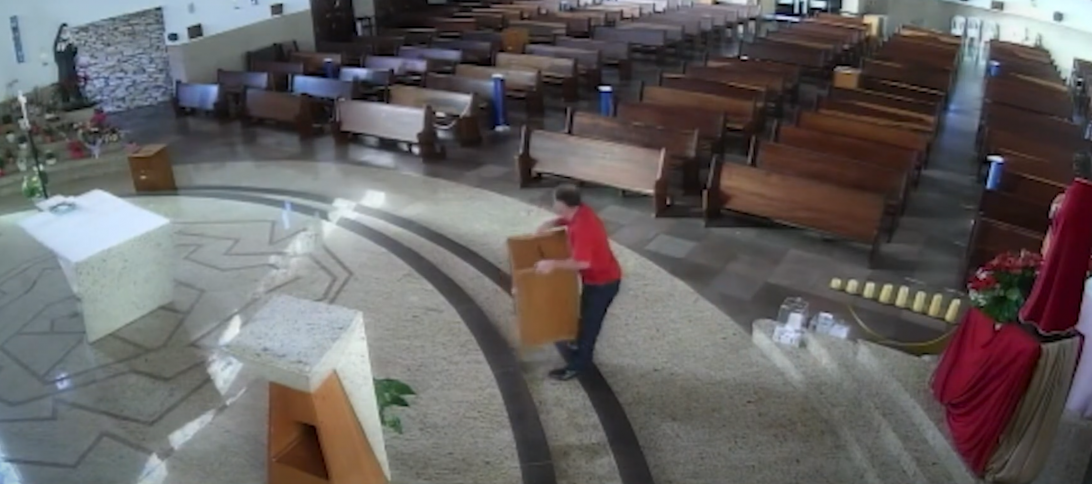 VÍDEO: Câmera de segurança flagra falso fiel tentando roubar caixa de ofertas de igreja