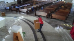 VÍDEO: Câmera de segurança flagra falso fiel tentando roubar caixa de ofertas de igreja