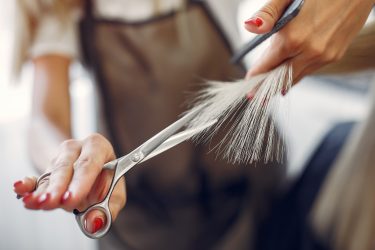 Mulher descobre doença grave ao ir cortar cabelo em salão de beleza