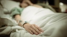 Diagnóstico errado de câncer faz mulher amputar perna após quimioterapia
