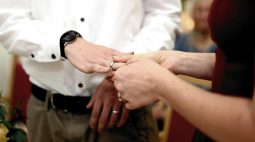Mulheres paranaenses deixam de adotar o sobrenome do marido no casamento, diz pesquisa