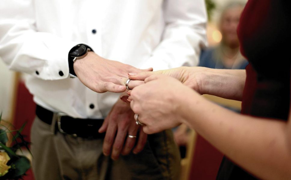 Mulheres paranaenses deixam de adotar o sobrenome do marido no casamento, diz pesquisa