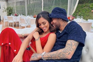 Namorada de Neymar surge sem aliança e levanta suspeitas de término