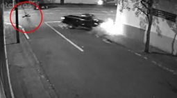 VÍDEO: Motorista salta de caminhonete em movimento ao perceber que iria bater