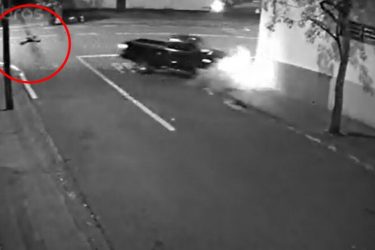 VÍDEO: Motorista salta de caminhonete em movimento ao perceber que iria bater