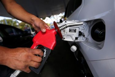 Redução de R$ 0,20 no preço médio da gasolina começa a valer nesta quarta (20)