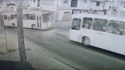 VÍDEO: Acidente entre dois ônibus deixa oito passageiros feridos, em Colombo