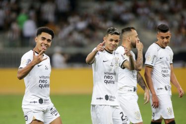 Com dois de Fábio Santos, Corinthians vira sobre Atlético-MG e fecha turno na vice-liderança do Brasileiro