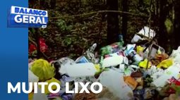 Lixo jogado às margens do Rio Cascavel mostra o total desrespeito ao ambiente