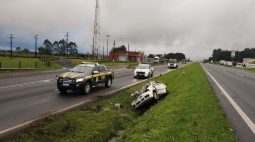 Motorista embriagado capota veículo e passageiro morre ao ser ejetado na BR-376