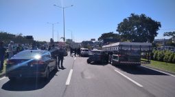 Acidente entre caminhão e sete carros interdita BR-476, em Curitiba