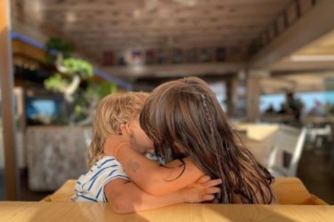 Atriz compartilha foto de filho de 3 anos beijando criança e gera revolta na internet