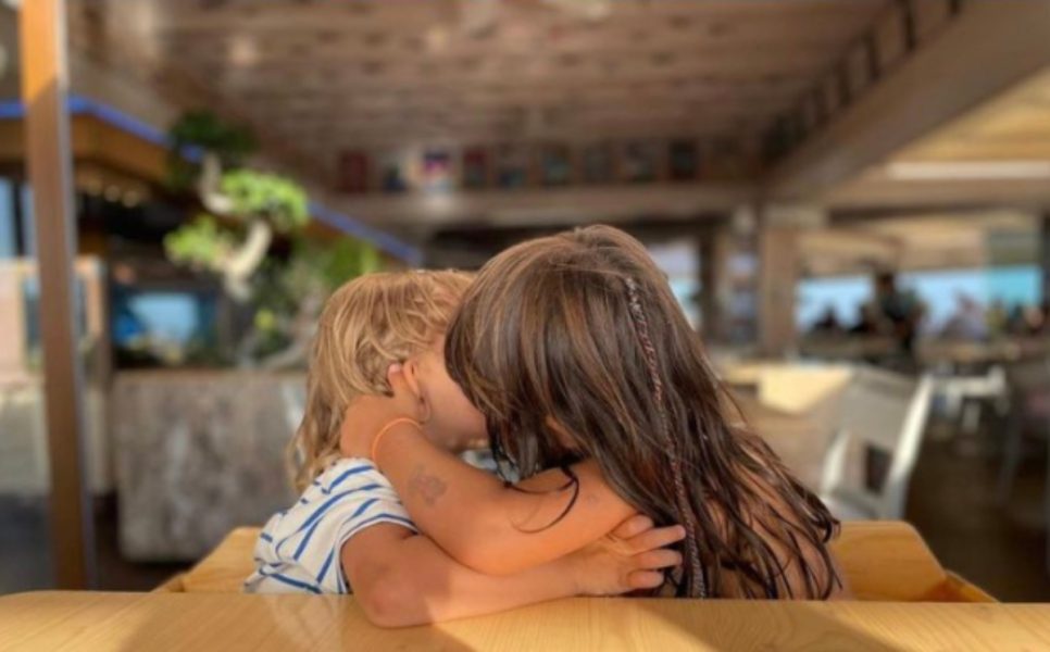 Atriz compartilha foto de filho de 3 anos beijando criança e gera revolta na internet