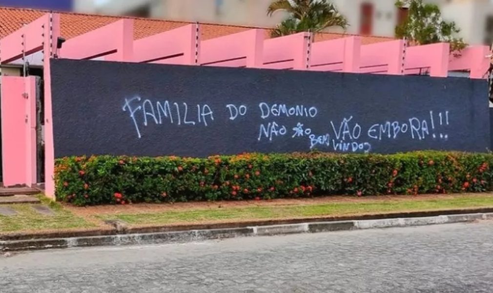 Família do demônio': brasileiro casado com 8 mulheres tem mansão pichada - RIC Mais