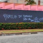 ‘Família do demônio’: brasileiro casado com 8 mulheres tem mansão pichada