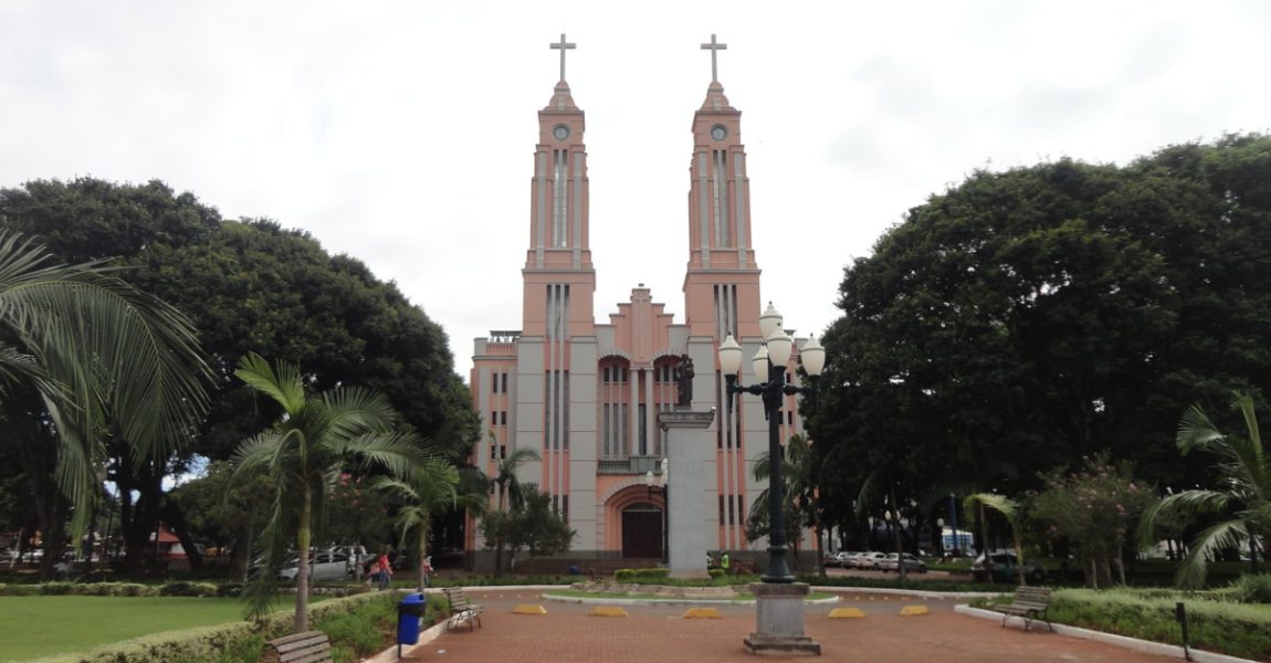 Grupo invade catedral de Campo Mourão, ameaça funcionários de morte e rouba fiéis
