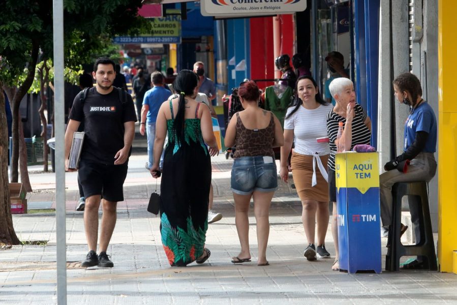 Lojas abrem em horário estendido nesta sexta e sábado em Maringá; confira